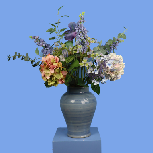 Kunstboeket Kitty in blauwgrijze geglazuurde vintage vaas, maat L – Reflower, abonnement op kunstbloemen