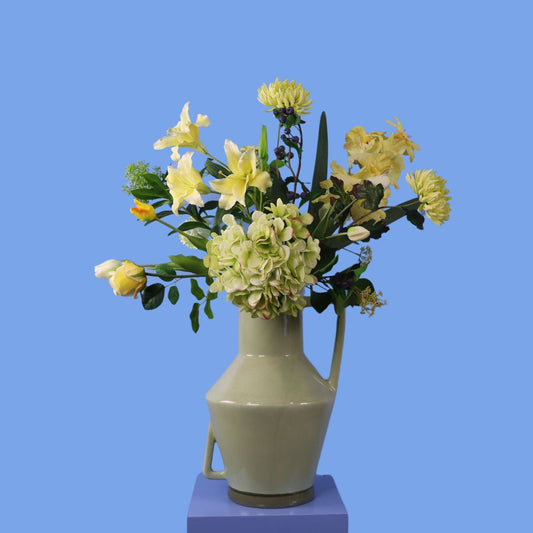 Kunstboeket Lina in saliegroene geglazuurde Return to Sender vaas met oor, maat XL – Reflower, abonnement op kunstbloemen
