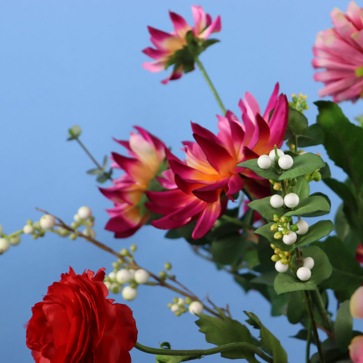 Kunstboeket Joeri in grijze matte Serax vaas, maat L – Reflower, abonnement op kunstbloemen