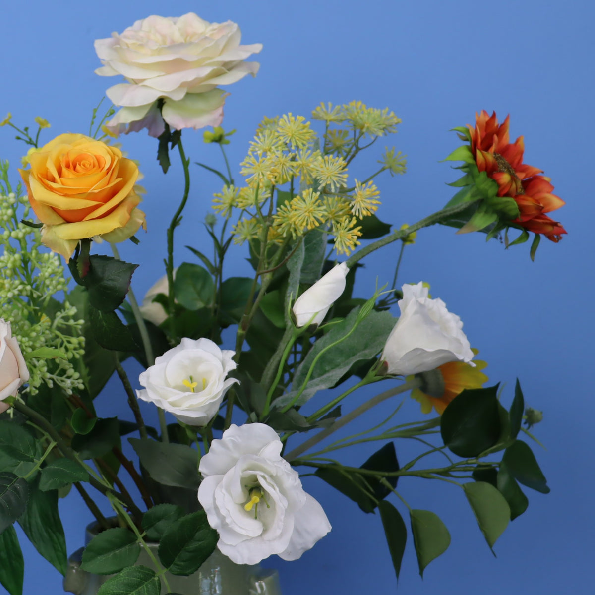 Kunstboeket Jody in saliegroene glanzende Serax vaas, maat L – Reflower, abonnement op kunstbloemen