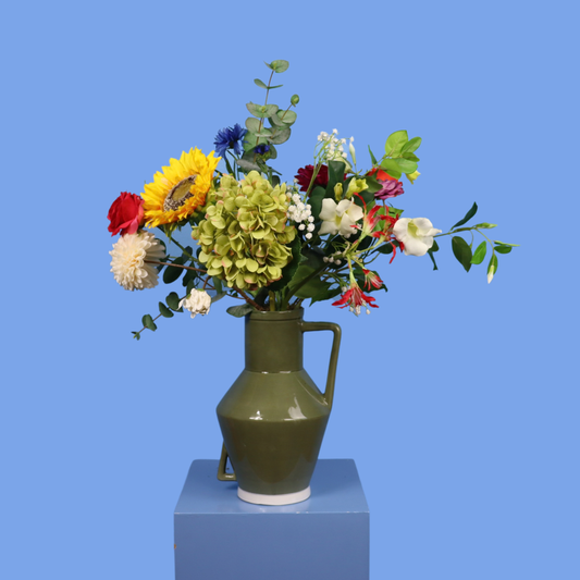 Kunstboeket Benthe in mosgroene glanzende Return to Sender vaas met oor, maat L – Reflower, abonnement op kunstbloemen