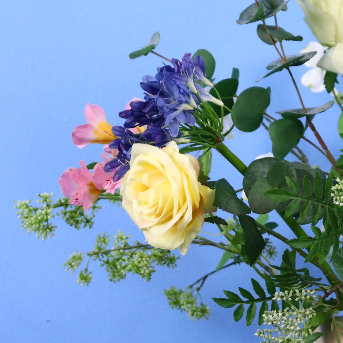 Kunstboeket Joost in zandkleurige glanzende Return to Sender vaas met oor, maat XL – Reflower, abonnement op kunstbloemen