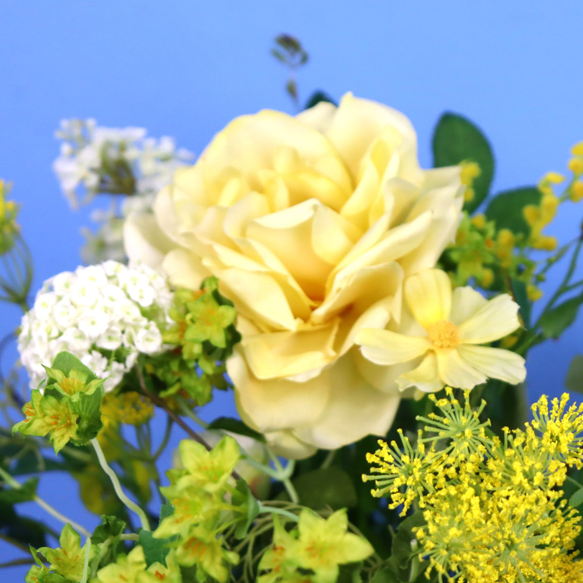 Kunstboeket Bogota in donkergroene glanzende Serax pot, maat L – Reflower, abonnement op kunstbloemen