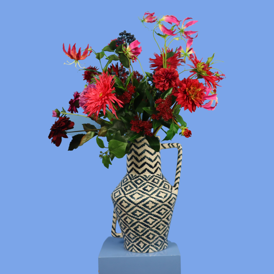 Kunstboeket Amara in handbeschilderde Return to Sender vaas met ruitmotief, maat XL – Reflower, abonnement op kunstbloemen