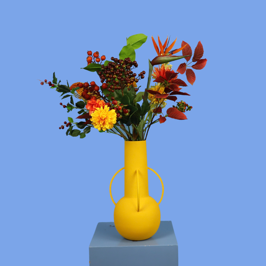 Kunstboeket Anneloes in gele matte Pols Potten vaas met ronde oren, maat L – Reflower, abonnement op kunstbloemen