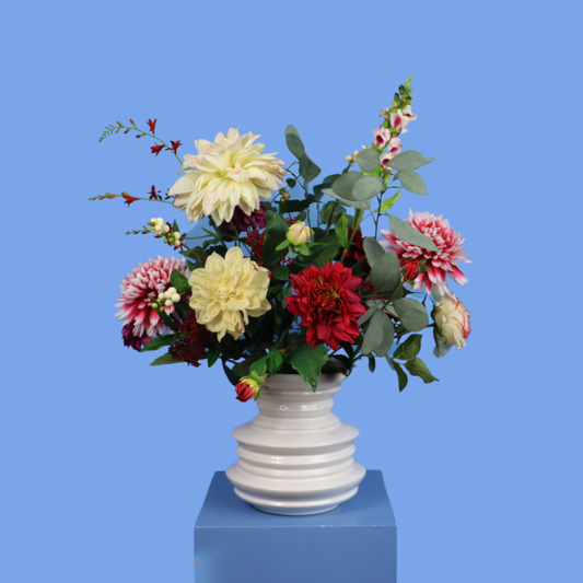 Kunstboeket Alyssa in witte glanzende geribbelde Pols Potten vaas, maat L – Reflower, abonnement op kunstbloemen