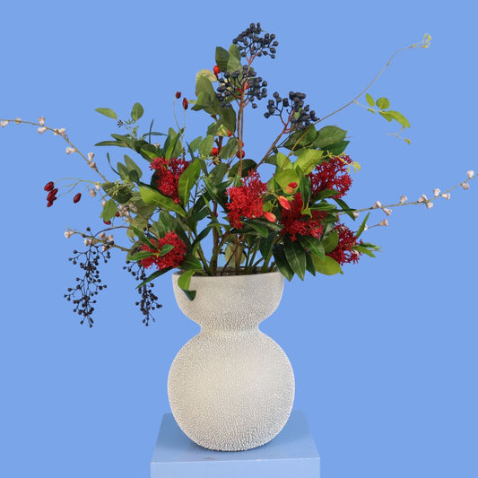 Kunstboeket Octaaf in witte Pols Potten vaas met noppenreliëf, maat L – Reflower, abonnement op kunstbloemen