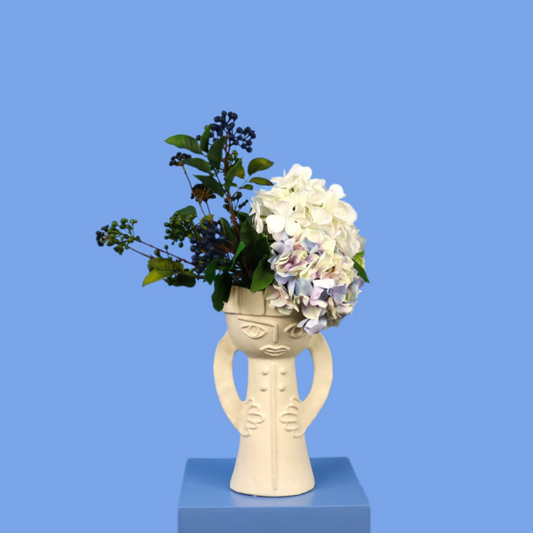 Kunstboeket Vita in crèmewitte Marie Michielssen x Serax vaas met gezicht, maat M – Reflower, abonnement op kunstbloemen