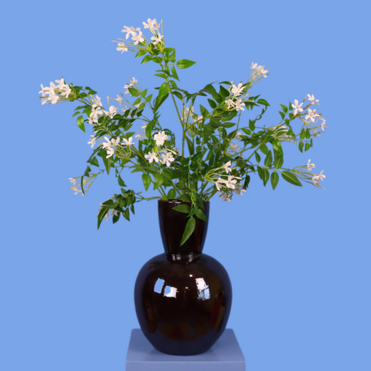 Kunstboeket Celeste in auberginekleurige glanzende Serax bolvaas, maat XL – Reflower, abonnement op kunstbloemen
