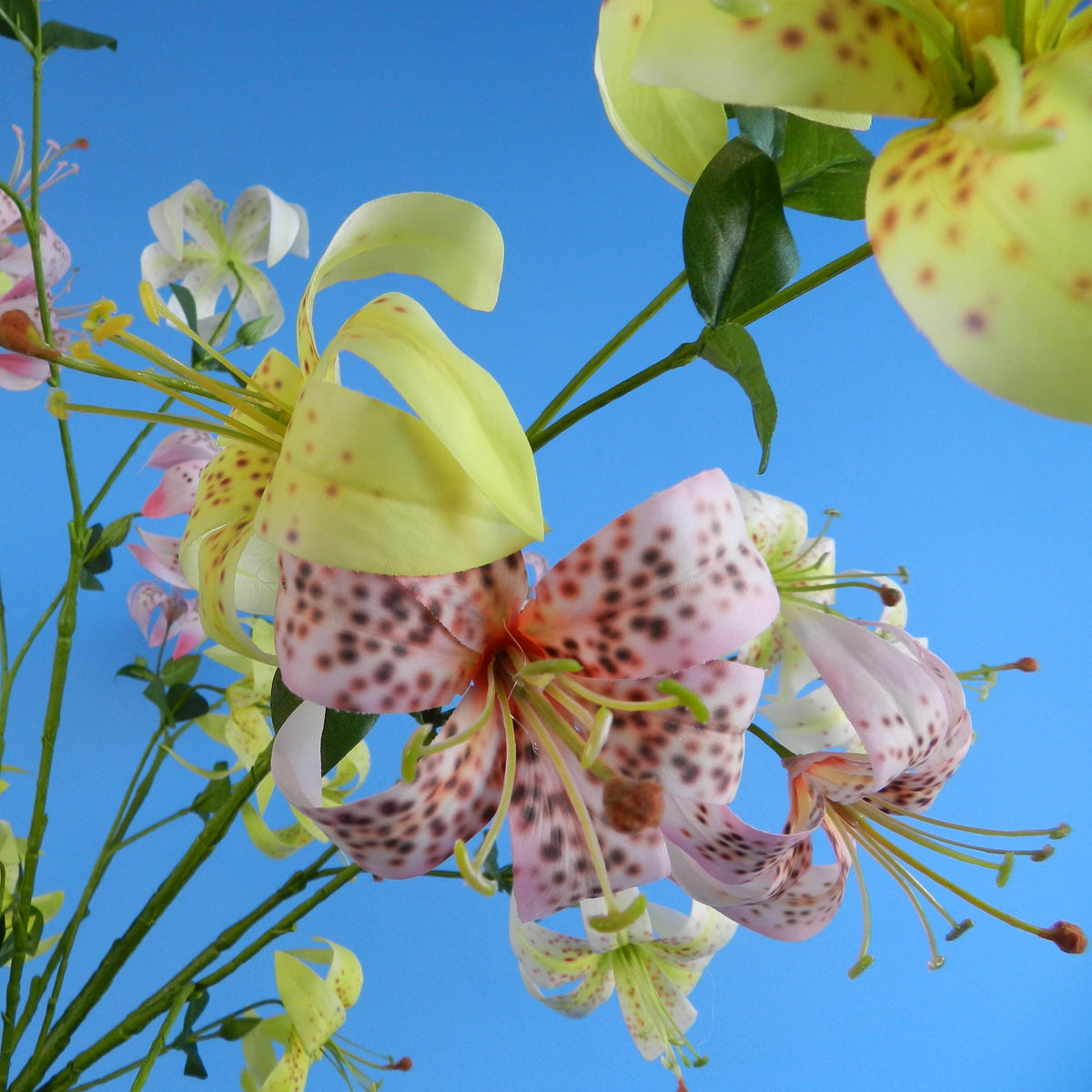 Kunstboeket Xiva in zwarte slanke conische Pols Potten vaas, maat L – Reflower, abonnement op kunstbloemen