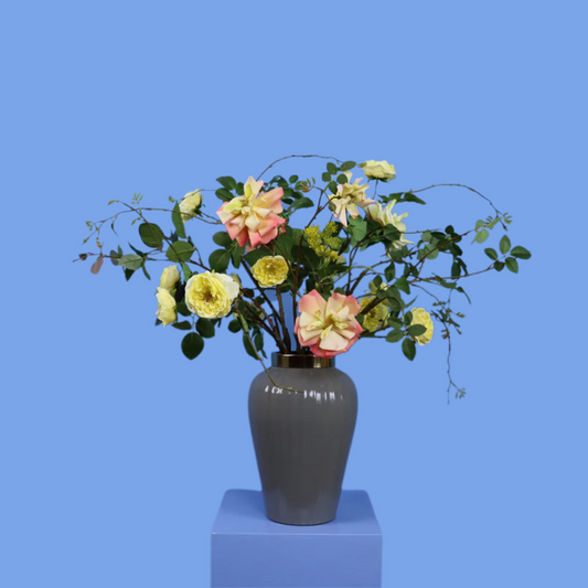 Kunstboeket Ellen in grijze glanzende Light & Living vaas, maat L – Reflower, abonnement op kunstbloemen