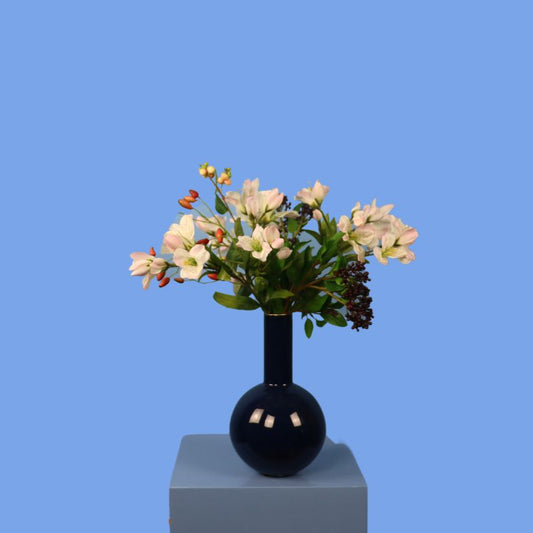 Kunstboeket Hannes in donkerblauwe hoogglanzende Pip Studio bolvaas, maat M – Reflower, abonnement op kunstbloemen