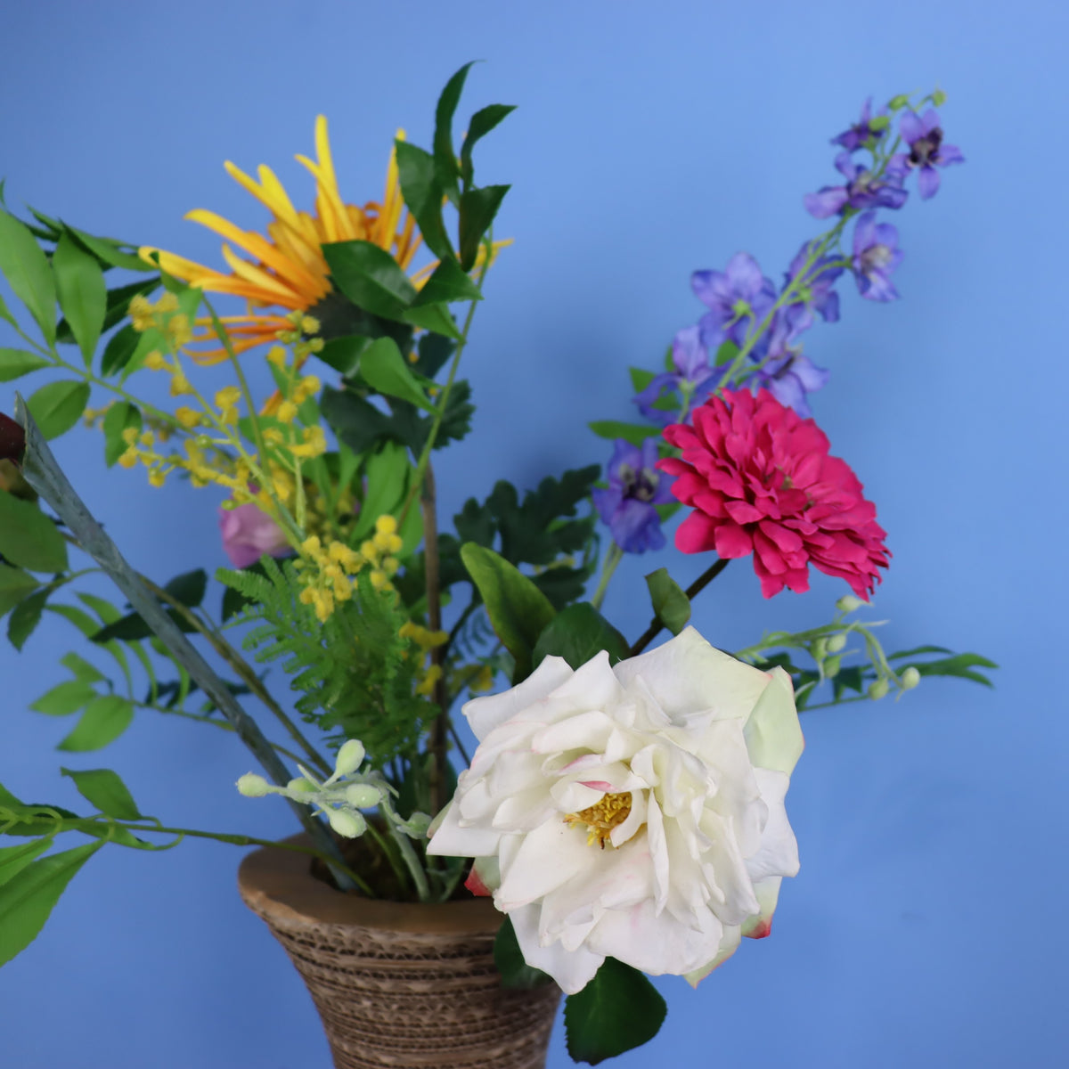 Kunstboeket Harm in geribbelde kartonnen Kartent vaas, maat L – Reflower, abonnement op kunstbloemen