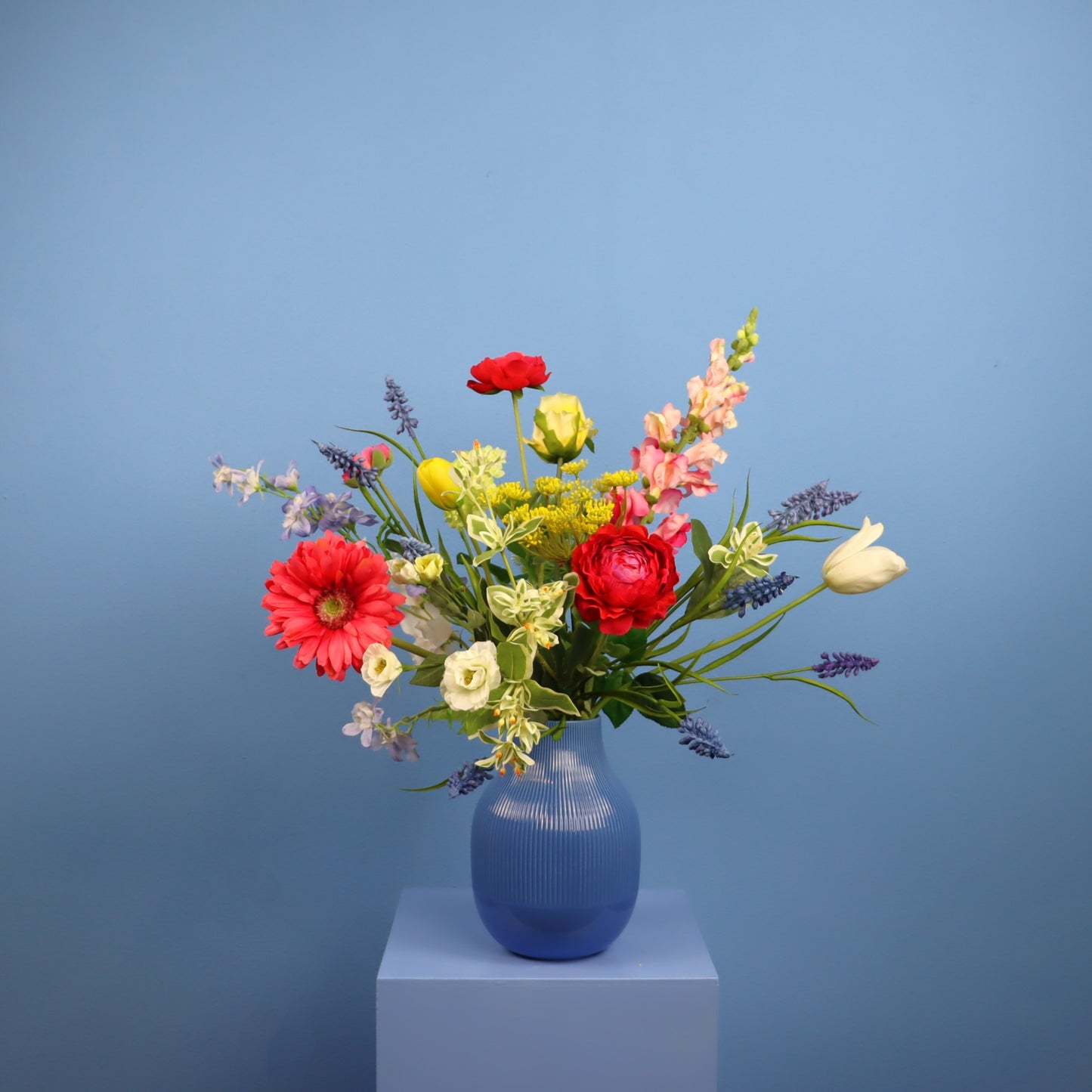 M - Jill | Blauwe vaas met kunstbloemen | Medium