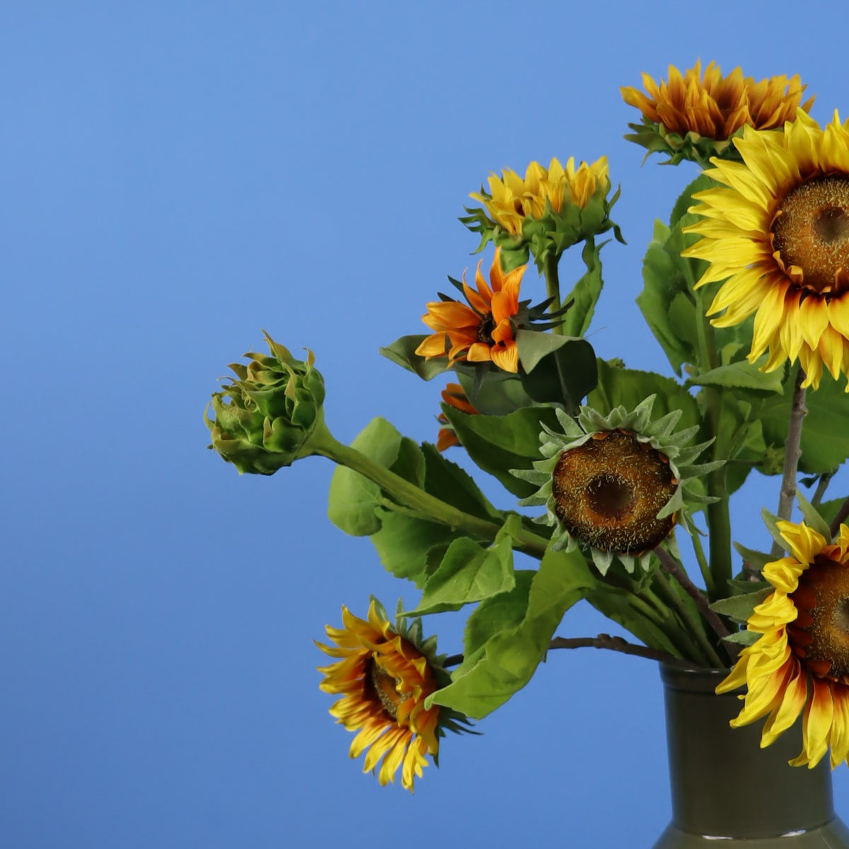 Kunstboeket Hugh in olijfgroene glanzende Return to Sender vaas met oor, maat L – Reflower, abonnement op kunstbloemen