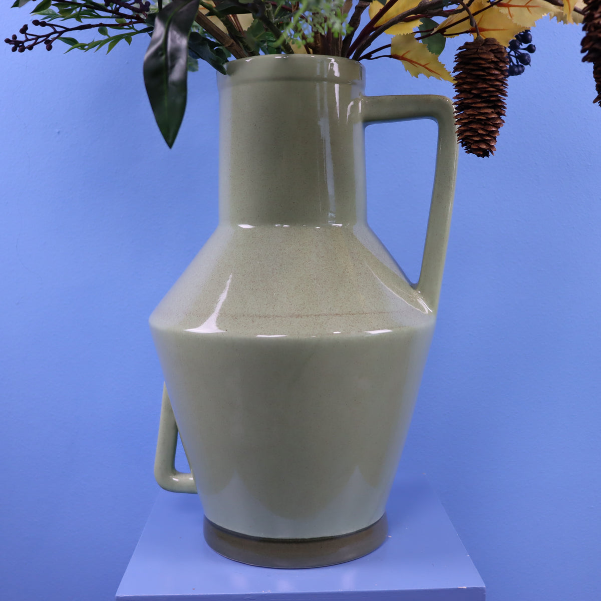 Kunstboeket Zegert in saliegroene Return to Sender vaas met twee oren, maat XL – Reflower, abonnement op kunstbloemen