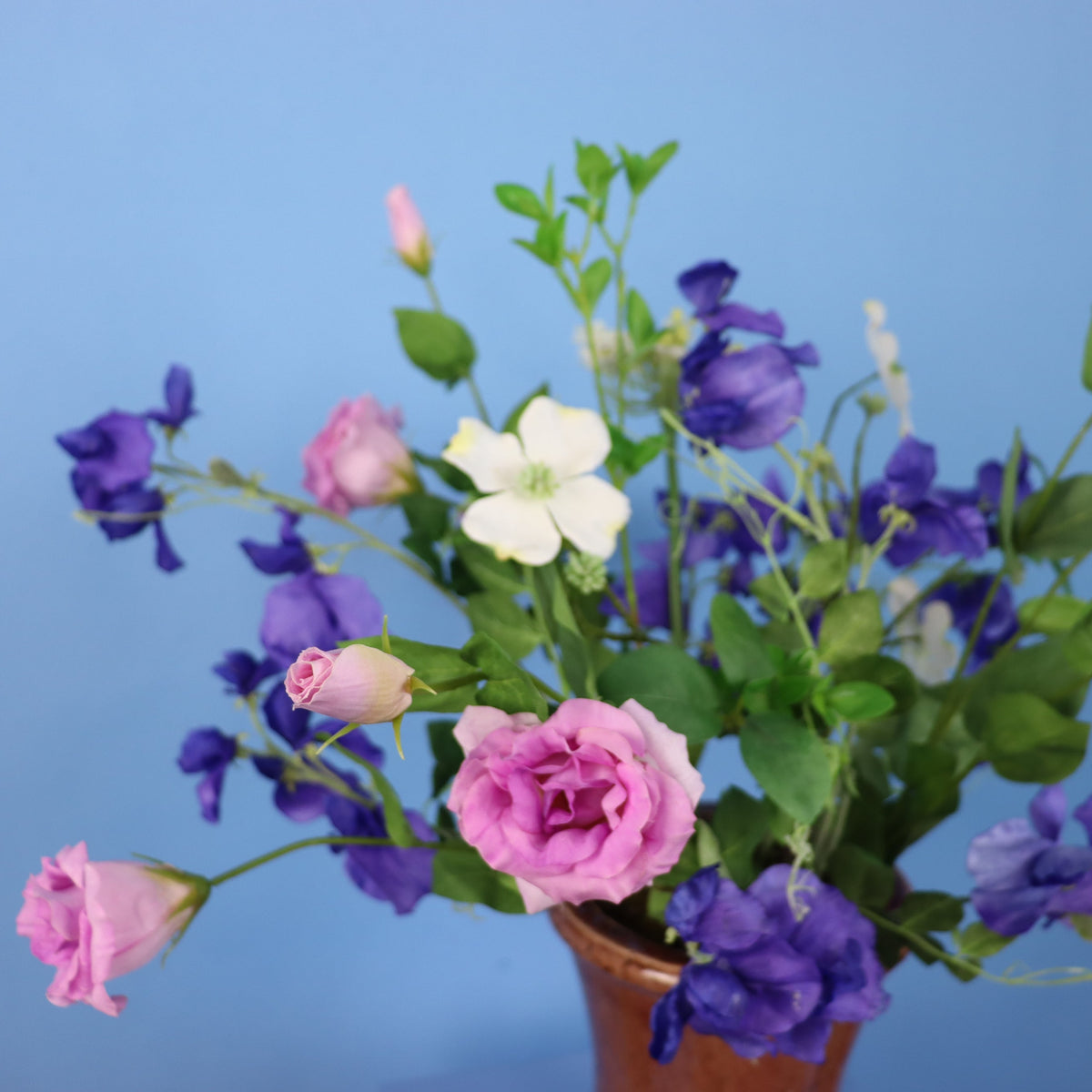 Kunstboeket Mirelle in roodbruin geglazuurde pre-loved vaas, maat L – Reflower, abonnement op kunstbloemen
