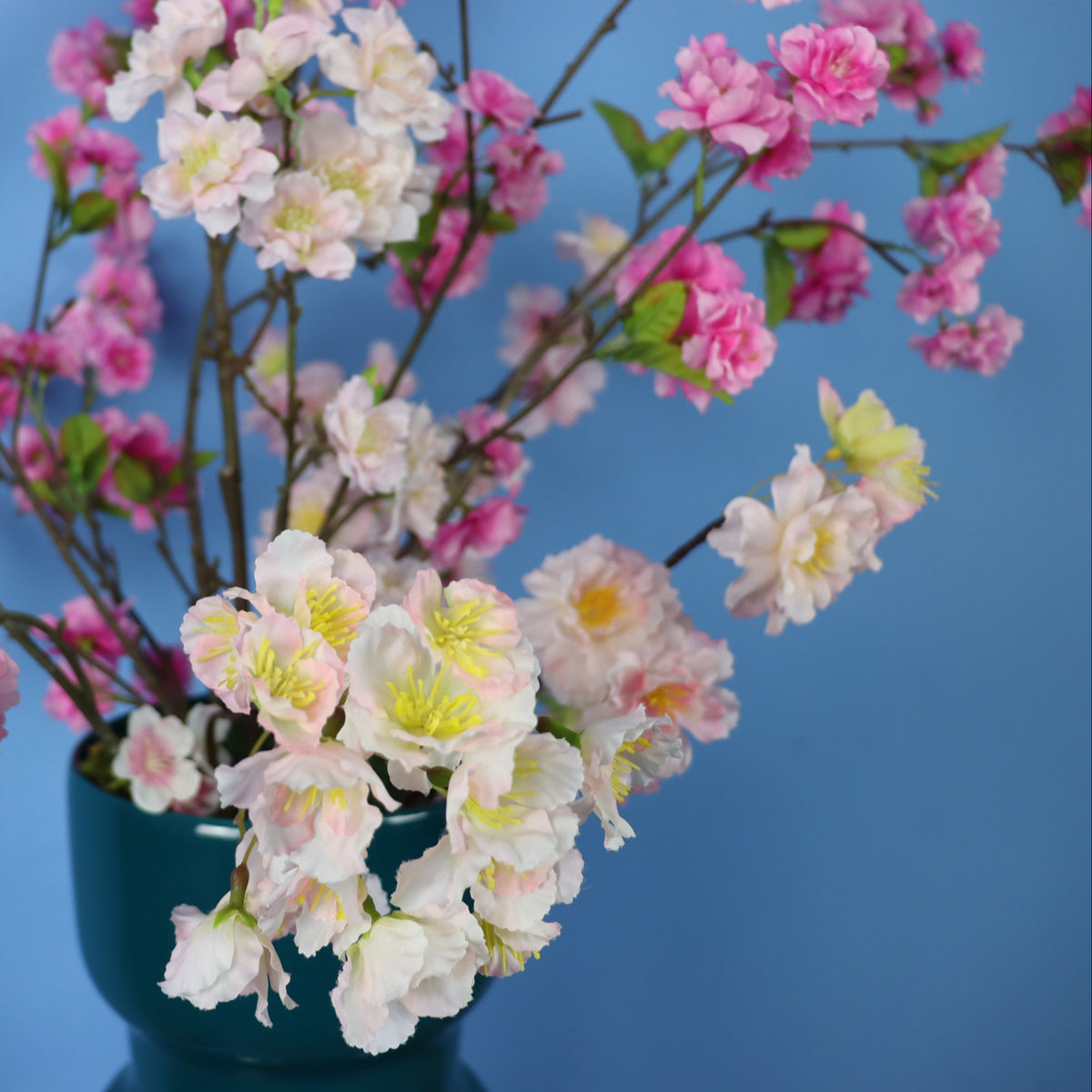 Kunstboeket Stenn in petrolgroene glanzende Bosa Ceramiche vaas, maat XL – Reflower, abonnement op kunstbloemen