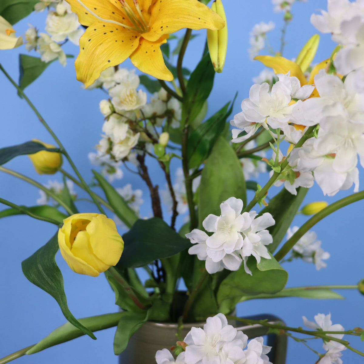 Lean – donkergroene Return to Sender vaas met kunstbloemen (detail), maat XL – Reflower