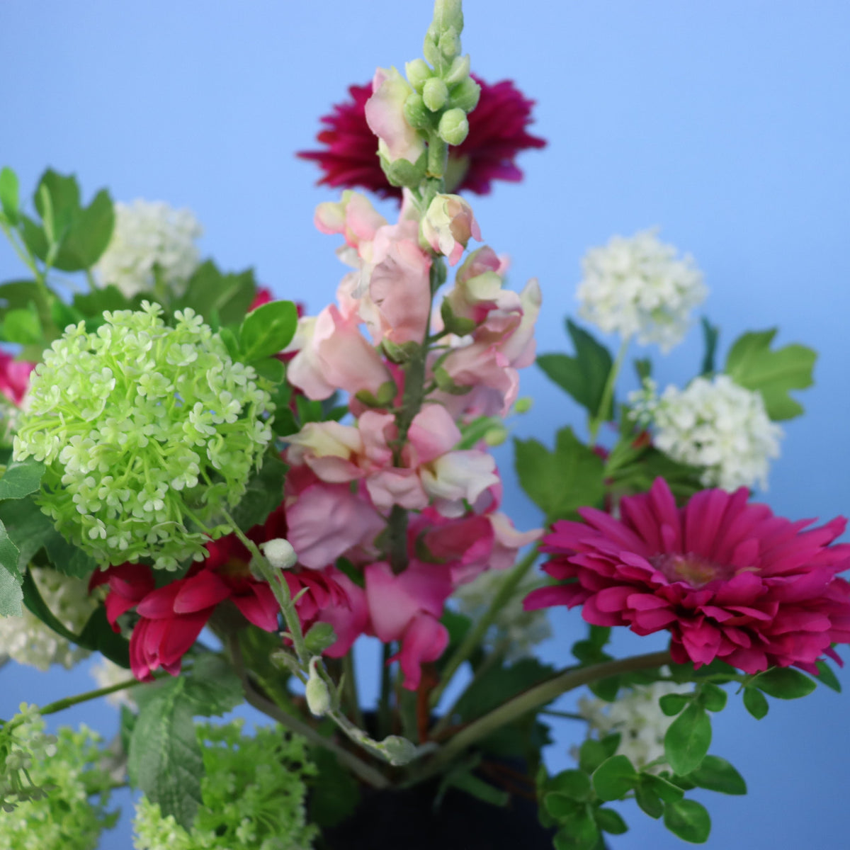 Kunstboeket Sweder in matzwarte vintage bolvaas, maat L – Reflower, abonnement op kunstbloemen