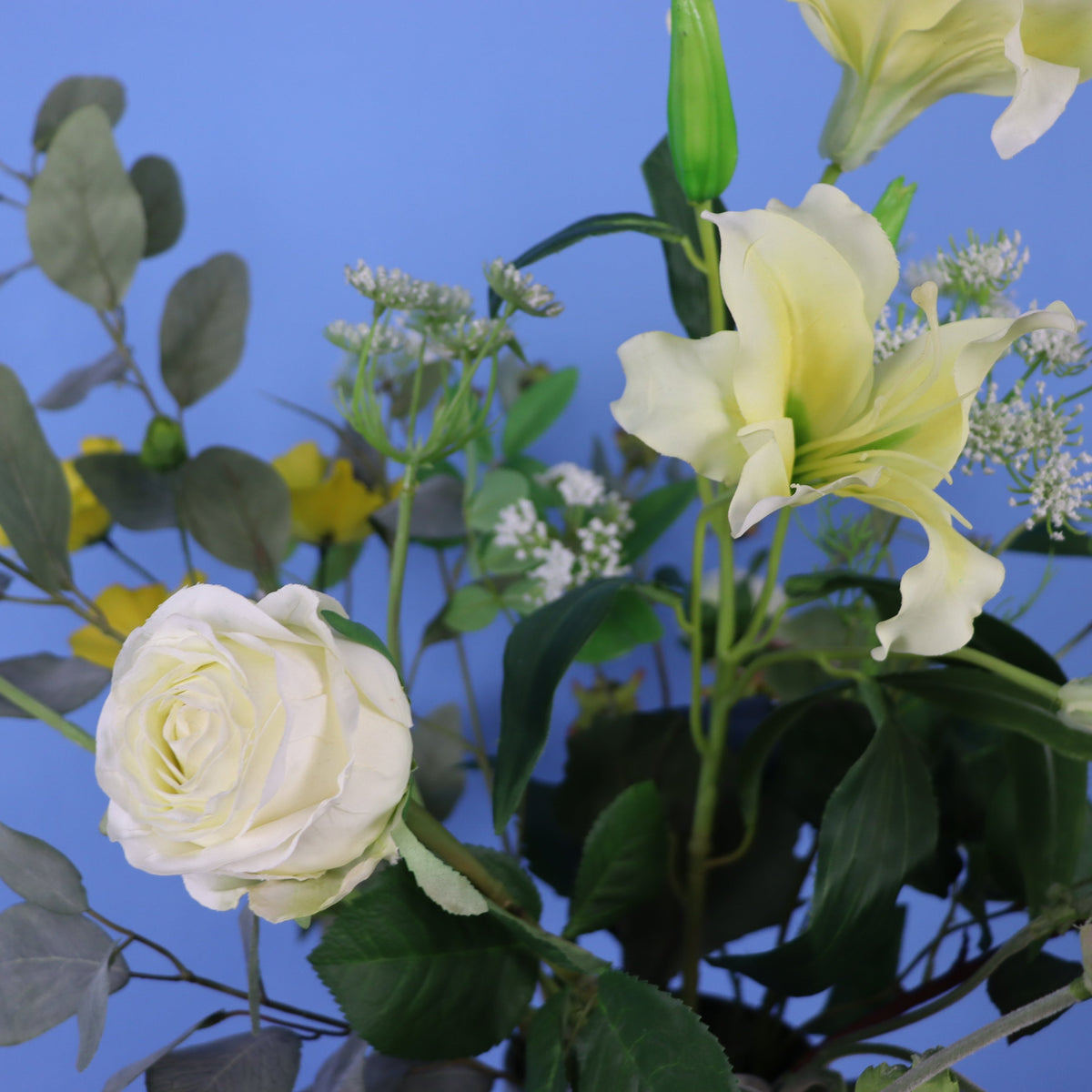 Kunstboeket Elin in olijfgroene glanzende Return to Sender vaas met oren, maat XL – Reflower, abonnement op kunstbloemen