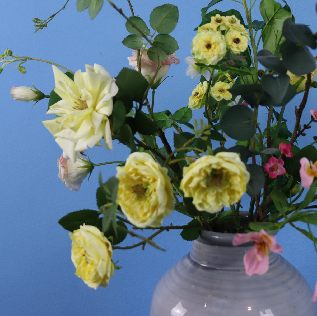 Kunstboeket Nolan in grijze matte keramieken vaas, maat L – Reflower, abonnement op kunstbloemen