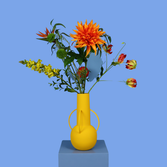 Kunstboeket Karolien in gele Pols Potten vaas met oren, maat L – Reflower, abonnement op kunstbloemen