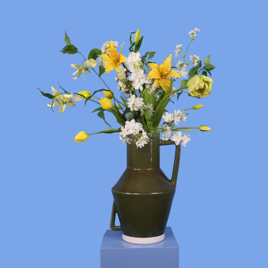 Kunstboeket Lean in olijfgroene glanzende Return to Sender vaas met oor, maat XL – Reflower, abonnement op kunstbloemen