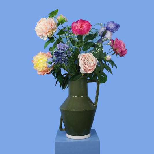 Kunstboeket Menno in mosgroene glanzende Return to Sender vaas met oor, maat XL – Reflower, abonnement op kunstbloemen