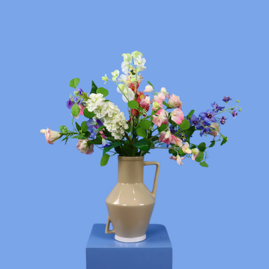 Kunstboeket Tilda in roomwitte glanzende Return to Sender vaas met oor, maat L – Reflower, abonnement op kunstbloemen