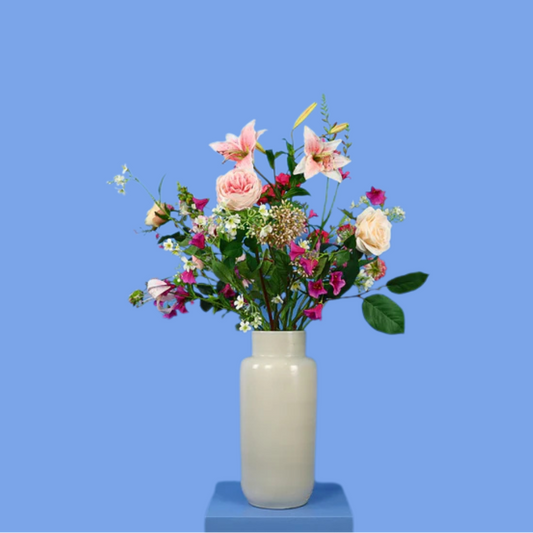 Kunstboeket Eveline in roomwitte glanzende Serax vaas, maat L – Reflower, abonnement op kunstbloemen
