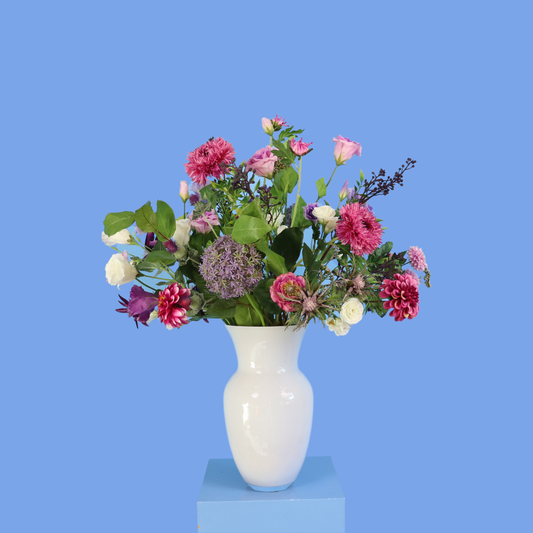 Kunstboeket Isra in roomwitte glanzende glazen vaas, maat L – Reflower, abonnement op kunstbloemen