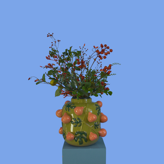 Kunstboeket Marloes in olijfgroene Kwantum vaas met perenreliëf, maat XL – Reflower, abonnement op kunstbloemen