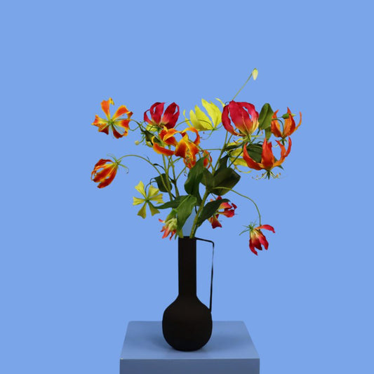 Kunstboeket Thijmen in donkerbruine metalen Pols Potten vaas met oor, maat M – Reflower, abonnement op kunstbloemen