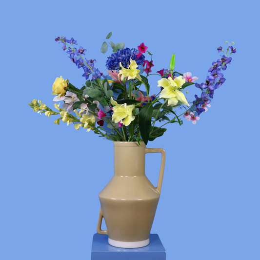 Kunstboeket Yonah in okergele glanzende Return to Sender vaas met oor, maat XL – Reflower, abonnement op kunstbloemen