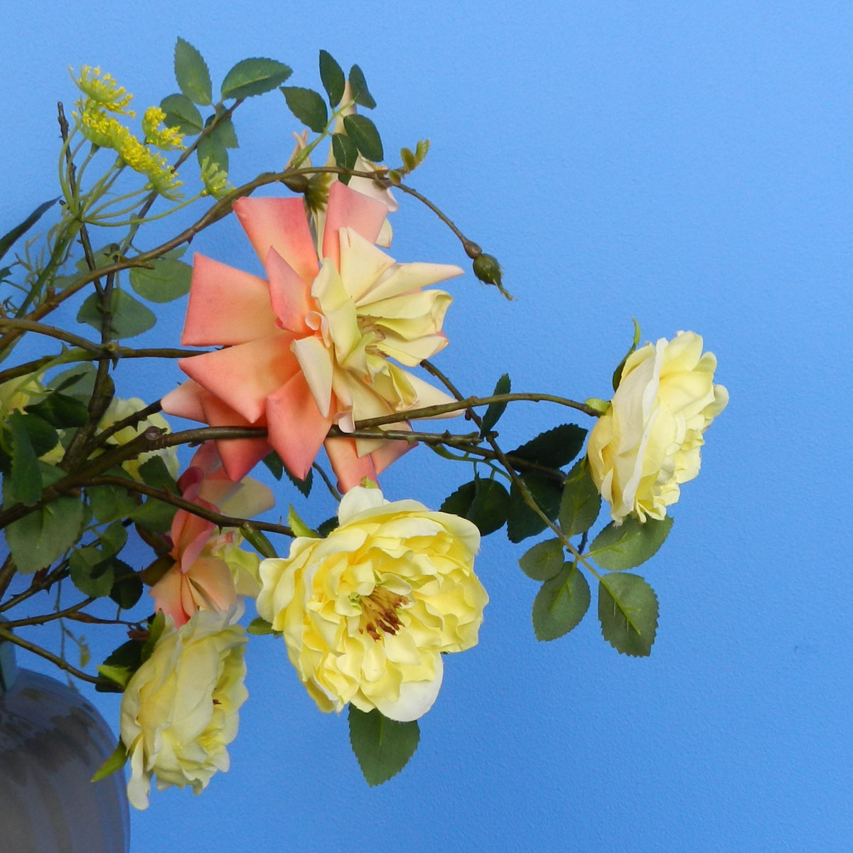 Kunstboeket Ellen in grijze glanzende Light & Living vaas, maat L – Reflower, abonnement op kunstbloemen