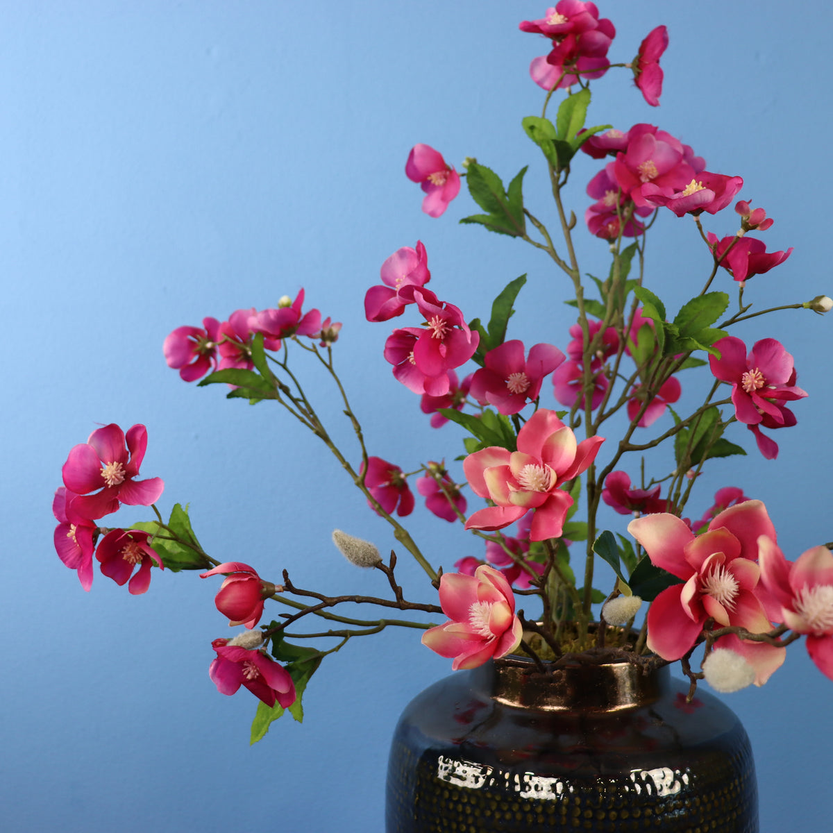 Kunstboeket Ans in donkerbruine glanzende vintage vaas, maat L – Reflower, abonnement op kunstbloemen