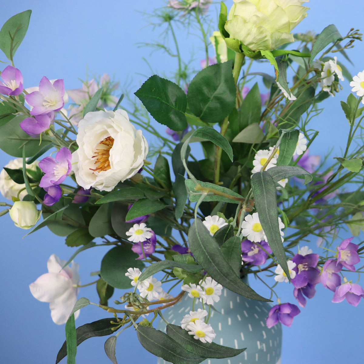 Kunstboeket Wessel in witte Studio Harm & Elke vaas met groene reliëfhals, maat L – Reflower, abonnement op kunstbloemen
