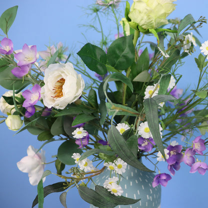 Kunstboeket Wessel in witte Studio Harm & Elke vaas met groene reliëfhals, maat L – Reflower, abonnement op kunstbloemen