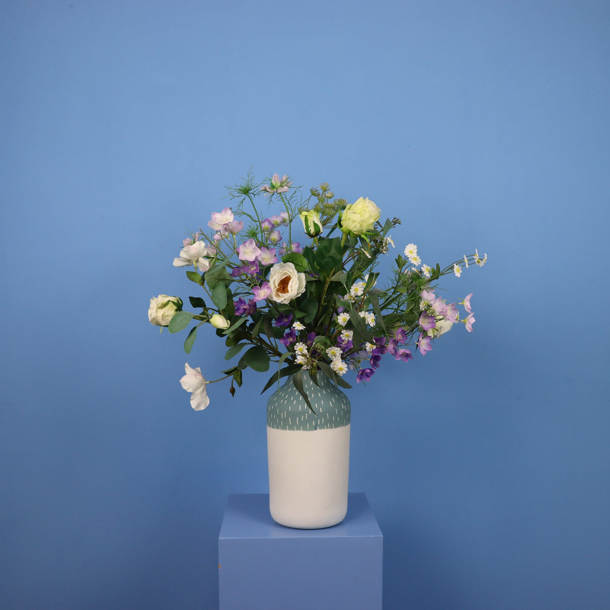 Kunstboeket Wessel in witte Studio Harm & Elke vaas met groene reliëfhals, maat L – Reflower, abonnement op kunstbloemen