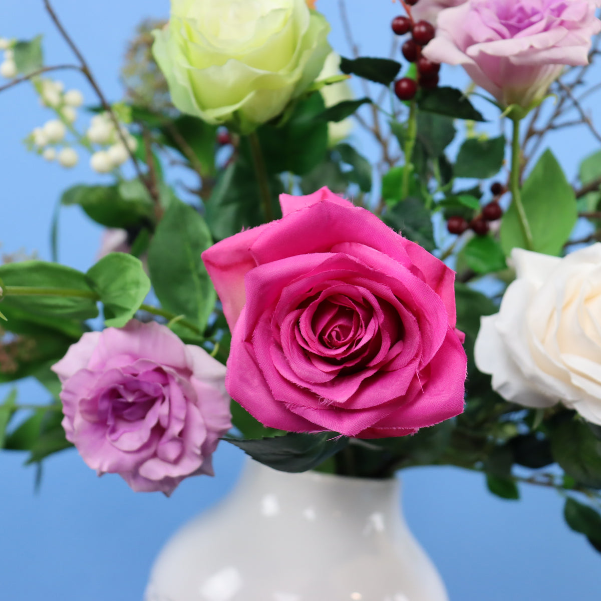 Kunstboeket Nanja in witte vintage vaas met ruitreliëf, maat L – Reflower, abonnement op kunstbloemen