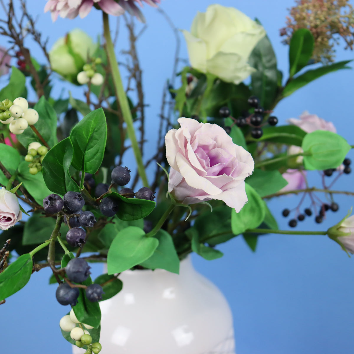 Kunstboeket Nanja in witte vintage vaas met ruitreliëf, maat L – Reflower, abonnement op kunstbloemen