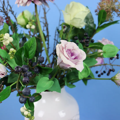 Kunstboeket Nanja in witte vintage vaas met ruitreliëf, maat L – Reflower, abonnement op kunstbloemen