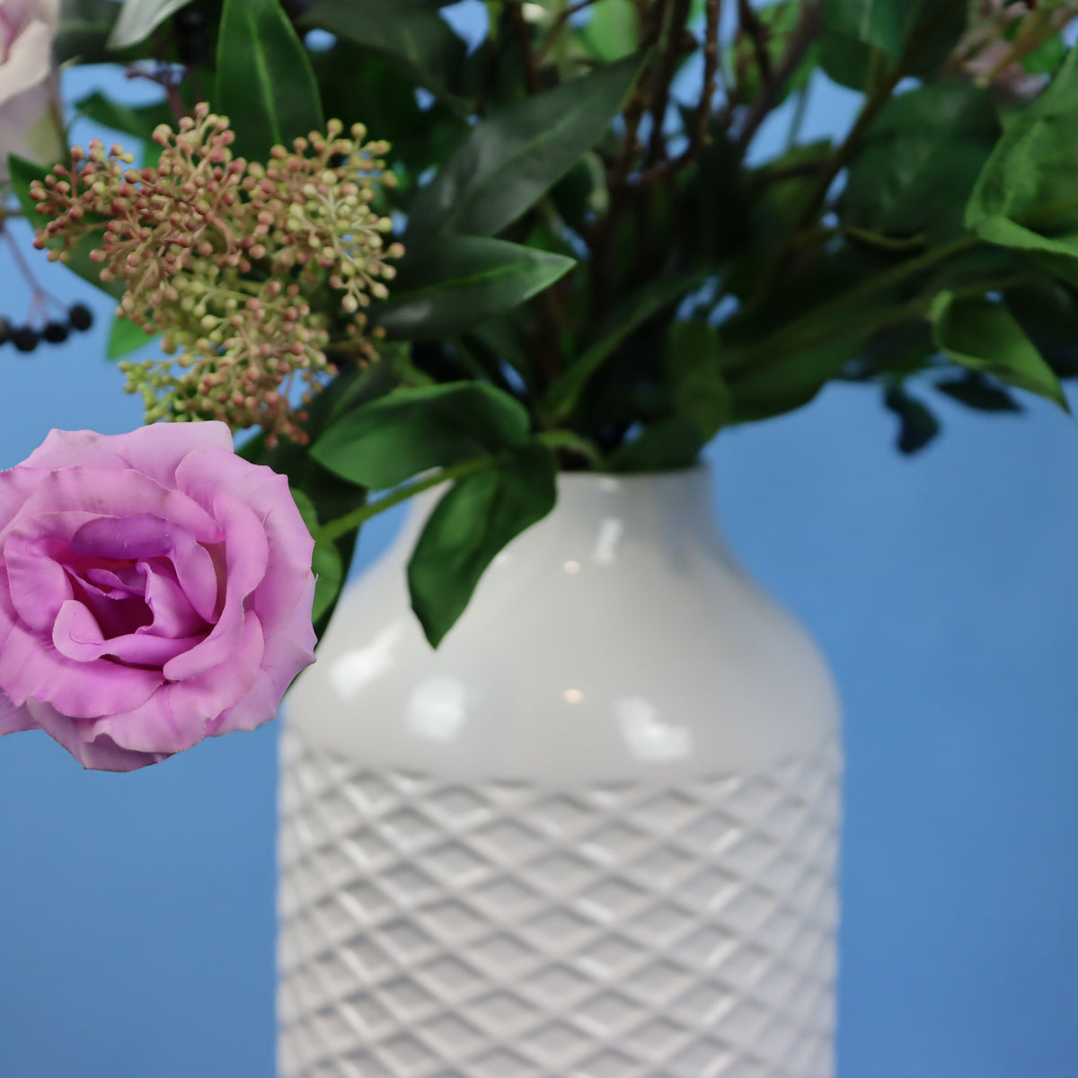 Kunstboeket Nanja in witte vintage vaas met ruitreliëf, maat L – Reflower, abonnement op kunstbloemen
