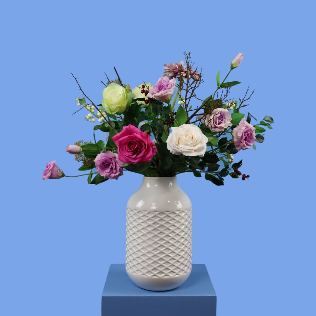 Kunstboeket Nanja in witte vintage vaas met ruitreliëf, maat L – Reflower, abonnement op kunstbloemen