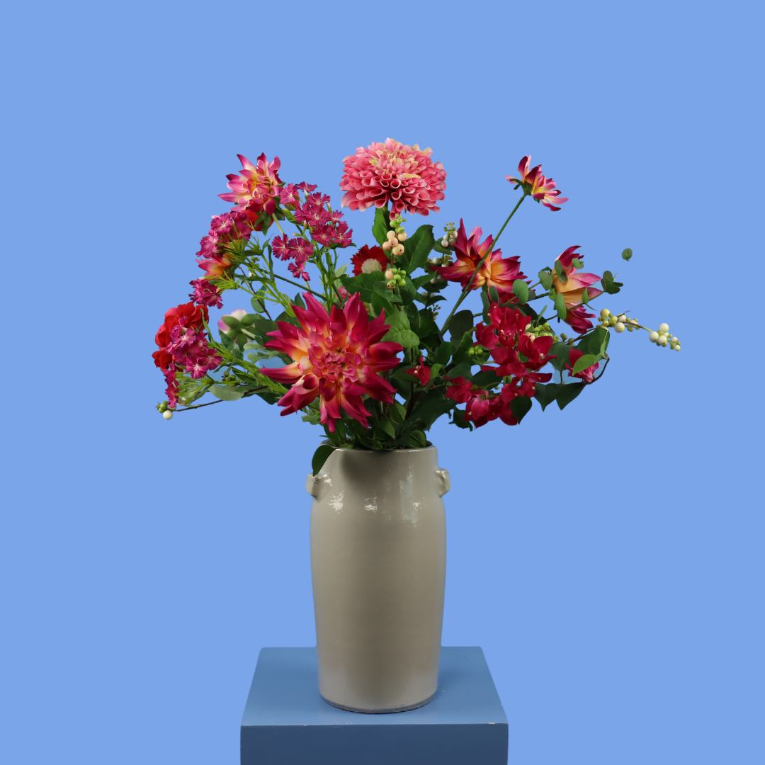Kunstboeket Joeri in grijze matte Serax vaas, maat L – Reflower, abonnement op kunstbloemen