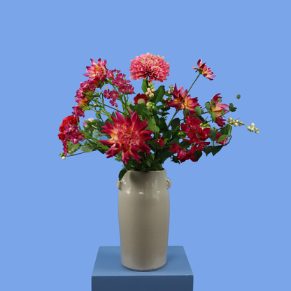 Kunstboeket Joeri in grijze matte Serax vaas, maat L – Reflower, abonnement op kunstbloemen