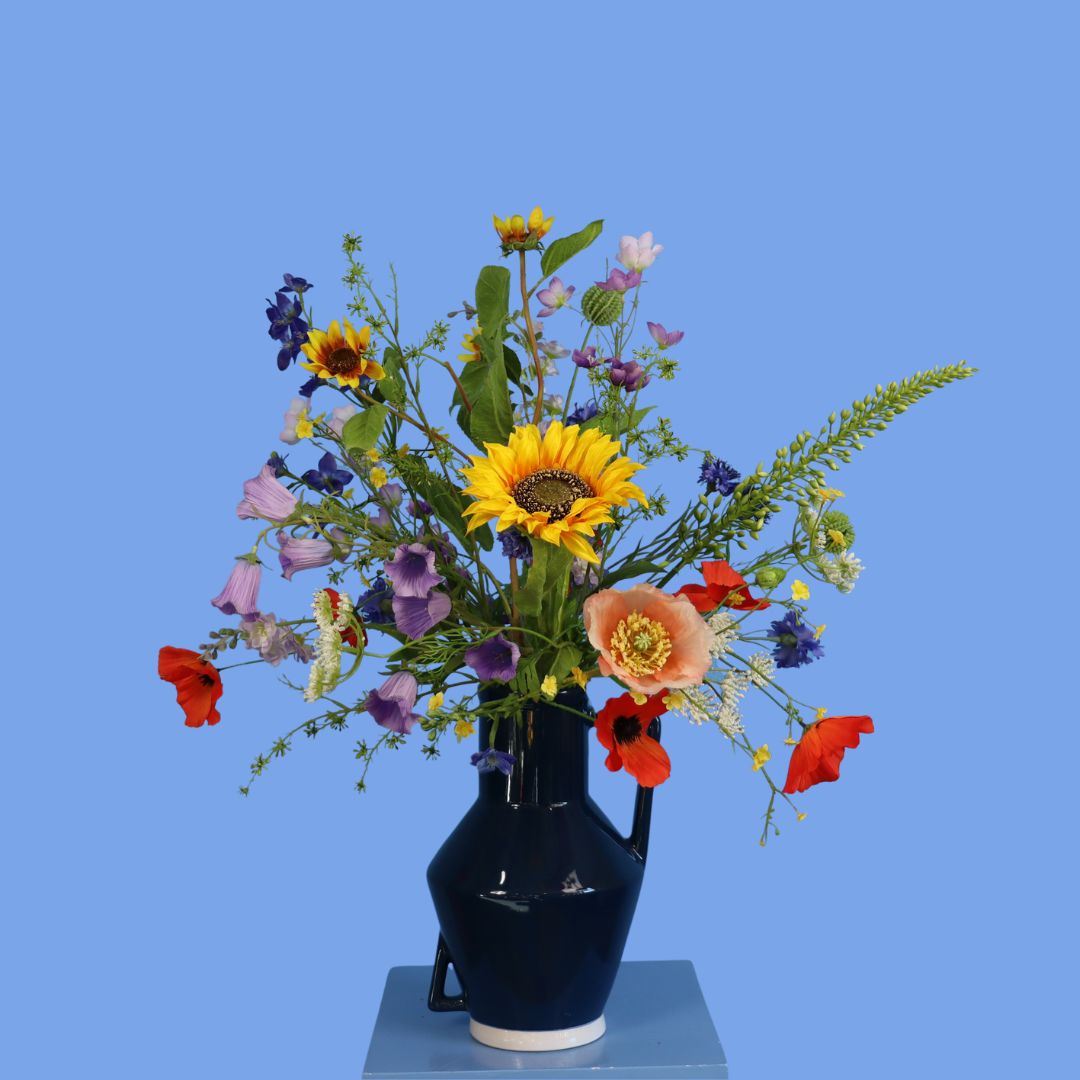 Kunstboeket Robbe in donkerblauwe Return to Sender kanvaas met oor, maat M – Reflower, abonnement op kunstbloemen
