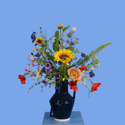 Kunstboeket Robbe in donkerblauwe Return to Sender kanvaas met oor, maat M – Reflower, abonnement op kunstbloemen