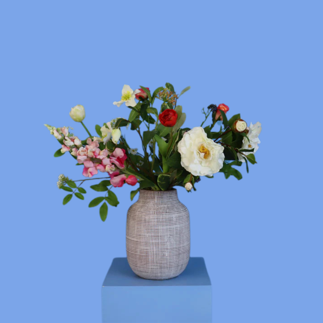 Kunstboeket Vivianne in grijs-witte pre-loved vaas met streepjesdessin, maat M – Reflower, abonnement op kunstbloemen